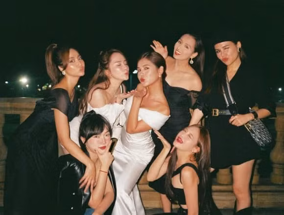 Sở hữu vòng một khủng và 3 vòng đâu ra đấy, Quỳnh Nga và Lã Thanh Huyền khoe trọn hình thể lần này với váy áo trễ nải sexy. Phanh Lee xuất hiện với visual sang chảnh, cô diện nguyên "cây đen" từ đầu tới chân, đúng chất phu nhân hào môn. Còn cô bạn thân của MC Vũ Thu Hoài - Huyền Lizzie cũng sexy, xinh đẹp không kém phân nào.