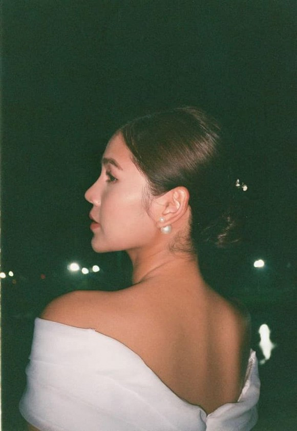 Trong khung hình, Thu Hoài diện váy trắng ôm sát khoe đường cong cùng vai trần đầy gợi cảm. Nữ MC lộ rõ vẻ ngoài hạnh phúc, tươi tắn trong ngày vui. Cô viết: "Cảm ơn vì thanh xuân có các bạn".