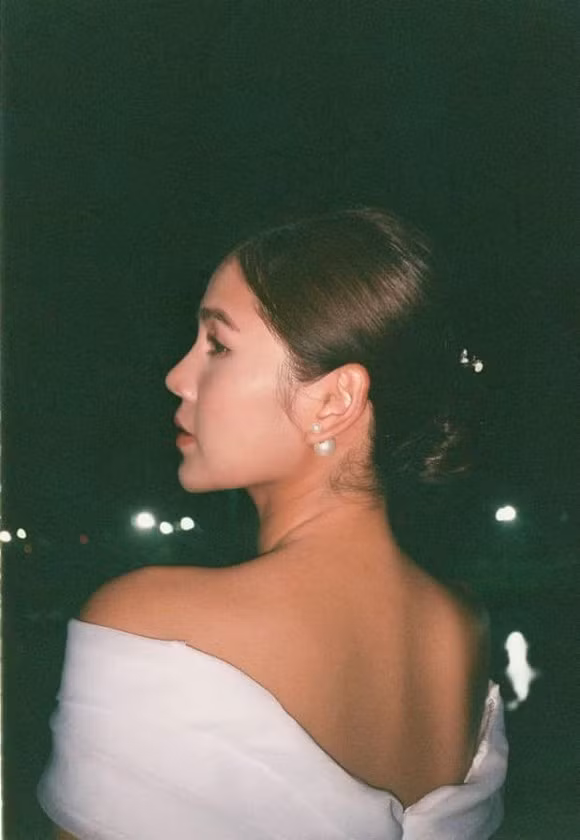 Trong khung hình, Thu Hoài diện váy trắng ôm sát khoe đường cong cùng vai trần đầy gợi cảm. Nữ MC lộ rõ vẻ ngoài hạnh phúc, tươi tắn trong ngày vui. Cô viết: "Cảm ơn vì thanh xuân có các bạn".