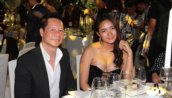 rước tấm hình "để đời", Phan Như Thảo lên tiếng trần tình. Cô tâm sự: "Bỏ áo vịt bầu ra em thành sexy. Cái váy lúc đứng không sao, lúc ngồi nó hơi tai nạn. Lần sau em sẽ cẩn thận hơn. Xin lỗi cả nhà ạ. Em cũng hết hồn lúc thấy cái hình".