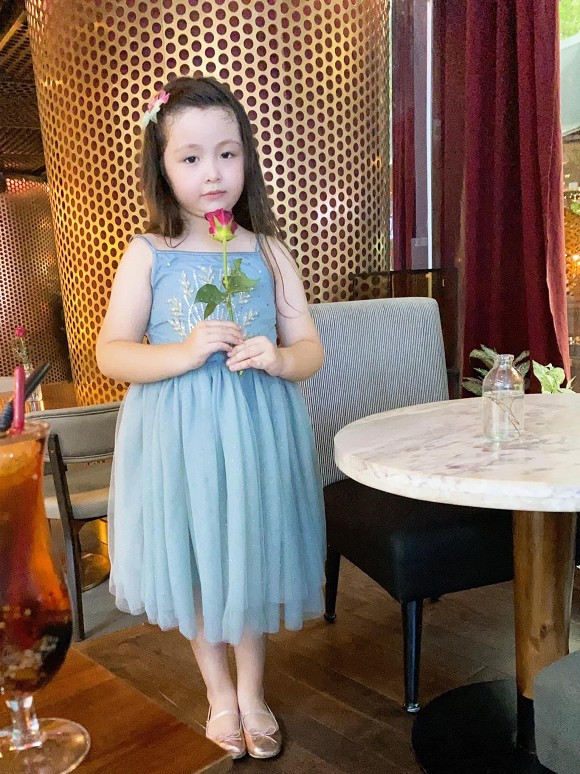 Ở loạt ảnh mới nhất do Elly Trần đăng tải có thể thấy, bé Cadie đã lớn phổng phao, biết tạo dáng khi chụp ảnh, làm điệu và rất cưng chiều em trai.