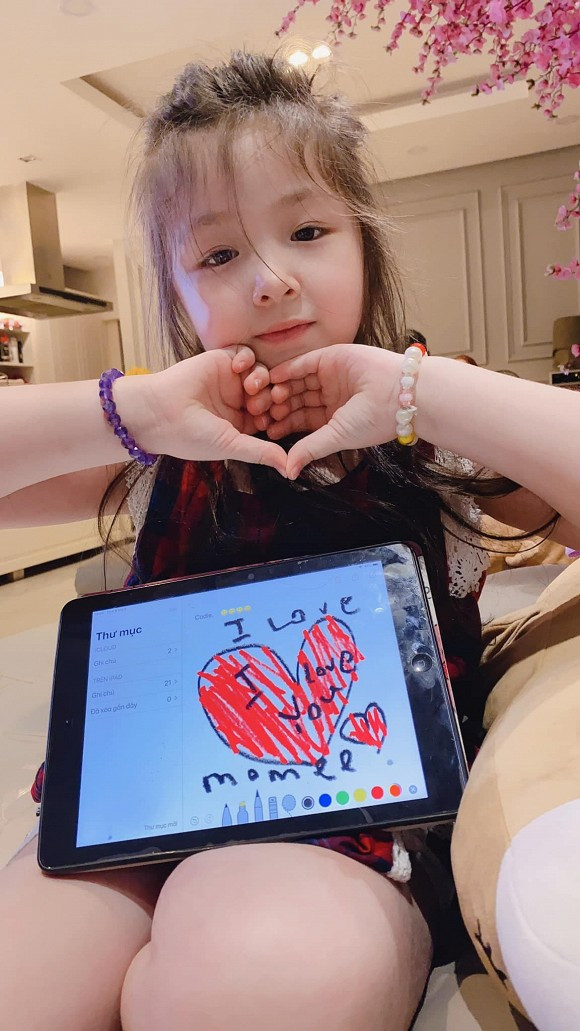 Mộc Trà - con gái của Elly Trần năm nay đã lên 6 tuổi. Cô bé vẫn giữ được nét xinh xắn khi còn nhỏ, được nhiều người dự đoán sẽ trở thành mỹ nhân trong tương lai.