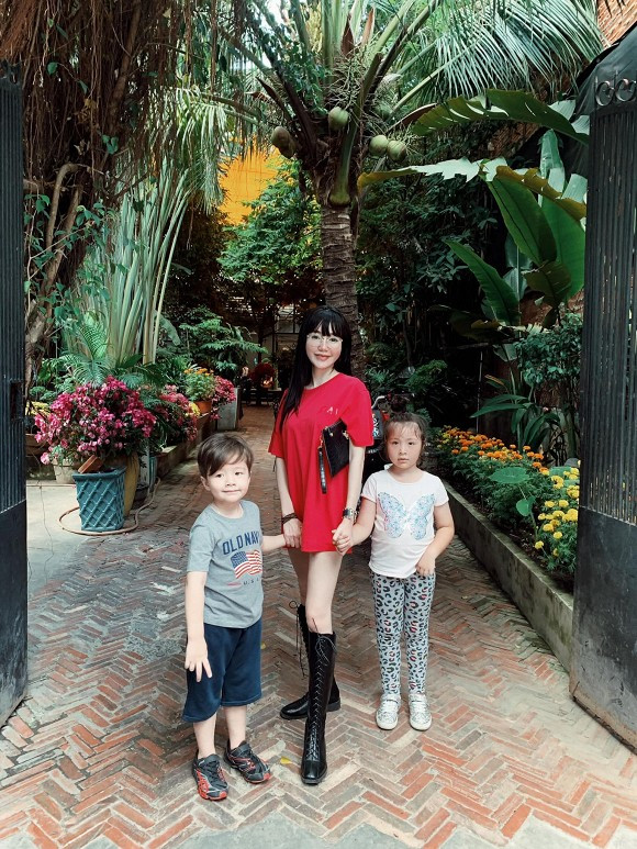 Dù công khai ảnh hai con nhưng thông tin về cha của các bé được Elly Trần giữ kín.