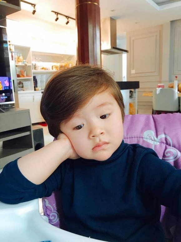 Bé Túc Mạch cũng khiến dân tình trầm trồ vì đúng chuẩn "soái ca nhí".