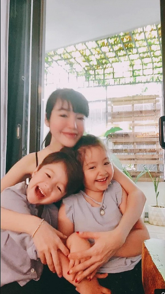 Trước khi có con, Elly Trần không nhận được thiện cảm của nhiều người vì thường xuyên đăng ảnh nóng bỏng và phát ngôn sốc. Nhưng đến khi chia sẻ những thông tin về hai con là Cadie Mộc Trà và Alfie Túc Mạch, dư luận "đảo chiều". Nhiều dân mạng chuyển sang quan tâm và dành lời khen ngợi cho hai nhóc tỳ nhà Elly Trần.