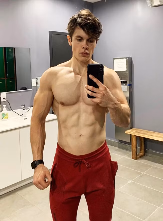 Nam vận động viên chia nhỏ 2.020 lần hít đất thành 20 hiệp, mỗi hiệp thực hiện 101 lần. Will Tennyson lưu lại số liệu về thử thách hít đất tại nhà bằng điện thoại. Anh hoàn thành hiệp đầu tiên với 101 lần trong 3 phút 16 giây. Chỉ trong hơn một giờ đồng hồ, chàng trai 25 tuổi hoàn thành 404 lần hít đất.