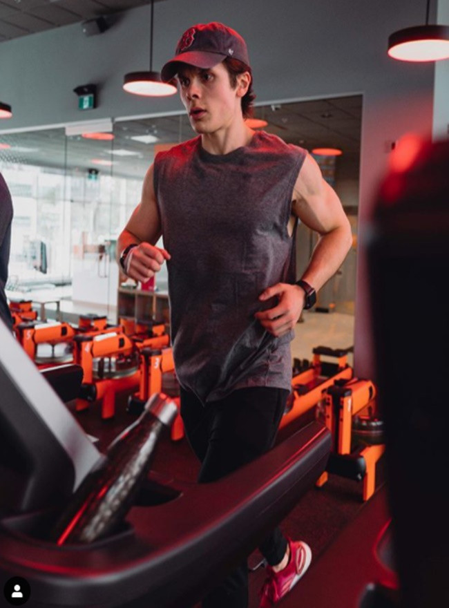 Kết thúc 1.414 lần hít đất, Will cảm thấy số lượng 101 lần/hiệp có vẻ quá nhiều. Anh quyết định giảm xuống còn 50 lần mỗi hiệp cho phần thời gian còn lại trong ngày. Chàng trai này hoàn thành thử thách trước nửa đêm.