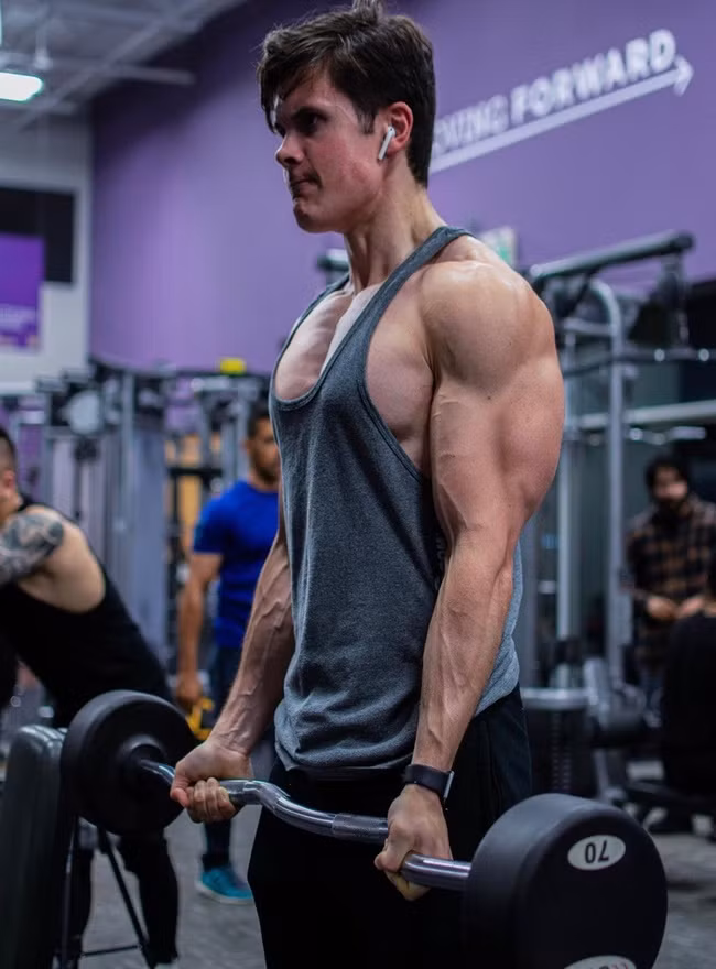 Theo Men's Health, Will nghĩ ra ý tưởng hít đất 2.020 cái nhằm thách thức khả năng chịu đựng của chính mình. Ngoài ra, anh cũng muốn phát triển cơ ngực thêm phần nở nang hơn.