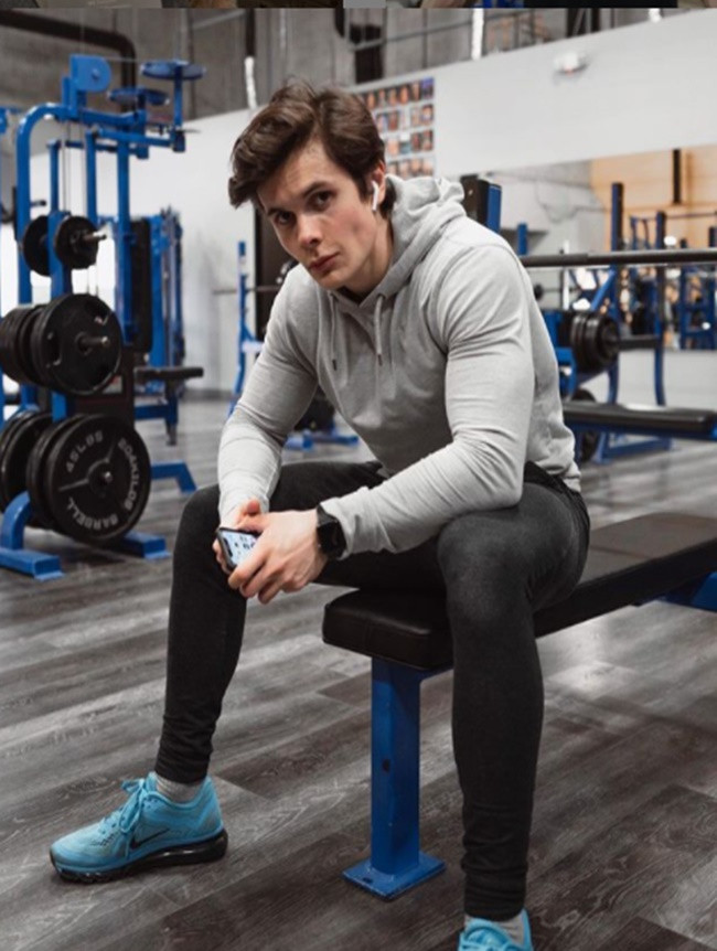 Will Tennyson (25 tuổi) là vận động viên kiêm người mẫu thể hình đến từ Toronto, Canada. Thông qua trang cá nhân, anh thường xuyên đăng tải hình ảnh, video cách tập thể dục, bí quyết sở hữu body 6 múi và giảm cân.