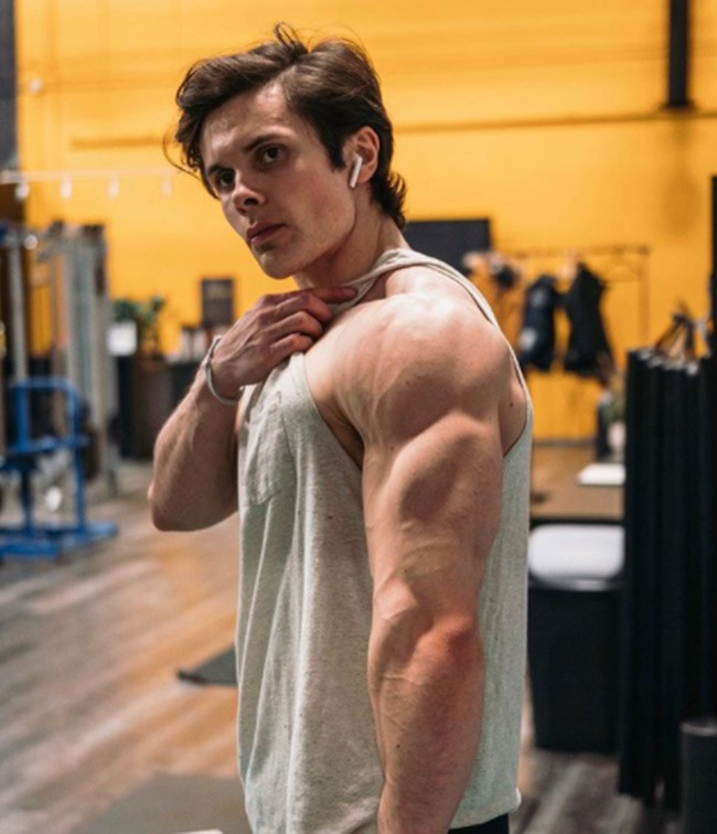 Anh chia sẻ: "Tập thể hình là một hành trình, không phải đích đến. Trở lại thời điểm khi tôi bị thừa cân, đây là điều tôi ước gì mình biết sớm hơn. Tập thể dục rất khó, nó cần rất nhiều sự chăm chỉ và kiên định từ ngày này qua ngày khác. Hãy đạt những mục tiêu nhỏ trước khi theo đuổi mục tiêu lớn hơn".