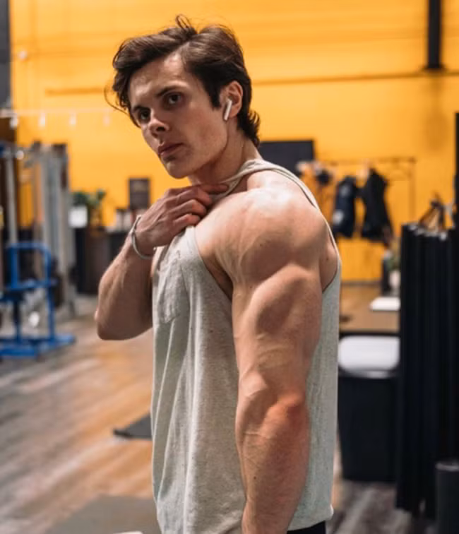 Anh chia sẻ: "Tập thể hình là một hành trình, không phải đích đến. Trở lại thời điểm khi tôi bị thừa cân, đây là điều tôi ước gì mình biết sớm hơn. Tập thể dục rất khó, nó cần rất nhiều sự chăm chỉ và kiên định từ ngày này qua ngày khác. Hãy đạt những mục tiêu nhỏ trước khi theo đuổi mục tiêu lớn hơn".