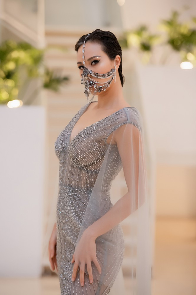 ##s###Tối 31/10, siêu mẫu Phương Mai tới tham dự đêm bế mạc của Vietnam Runway Fashion Week 2020. Bà mẹ một con diện váy dạ hội đính đá cầu kỳ, chất liệu xuyên thấu quyến rũ.