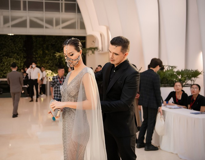 ##s###Phương Mai được ông xã ngoại quốc tháp tùng tới sự kiện. Anh còn cẩn thận chỉnh trang lại trang phục cho bà xã trước khi lên thảm đỏ.