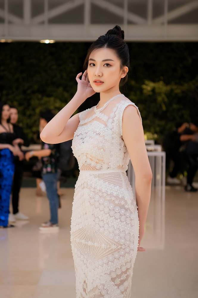 ##s###Diễn viên Lương Thanh diện váy ren trắng nữ tính, thanh lịch.