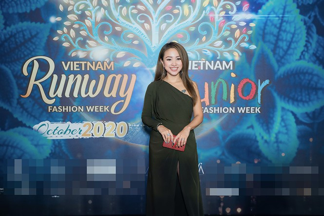 ##s###MC Vân Hugo diện váy lệch vai quyến rũ.