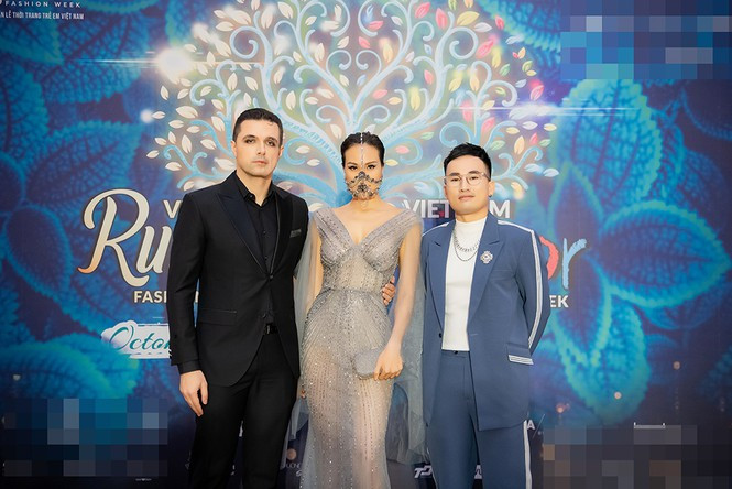 ##s###Phương Mai và ông xã tới ủng hộ người bạn thân là NTK Hà Duy trình diễn BST mới.