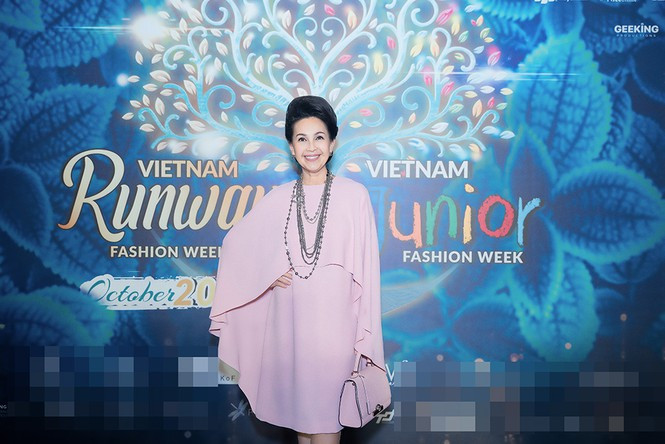 ##s###Diễn viên Diễm My diện váy tông màu tím pastel sang trọng.