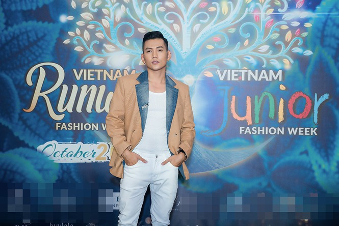 ##s###Diễn viên Lý Bình bảnh bao với vest màu nâu nhạt.