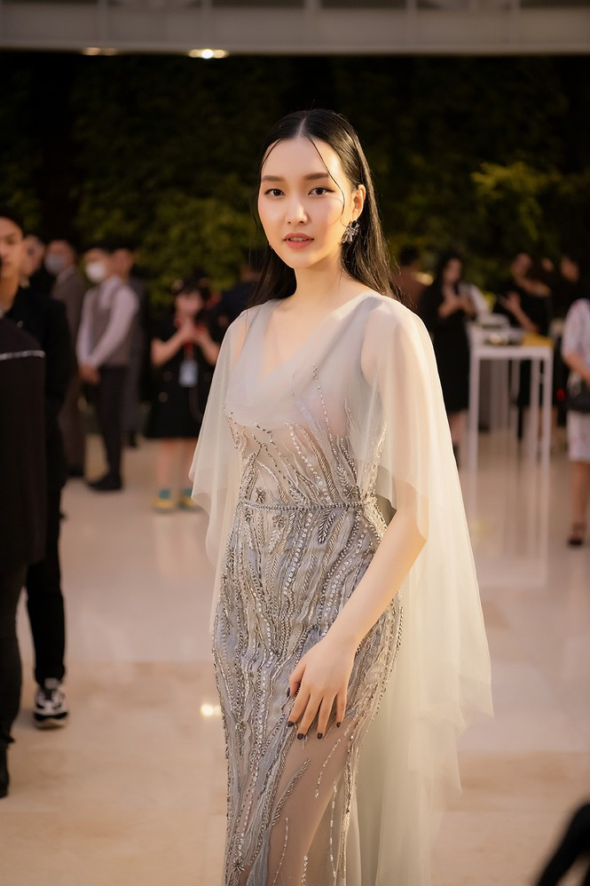 ##s###Nàng thơ xứ Huế Ngọc Trân cũng diện váy chất liệu xuyên thấu quyến rũ.