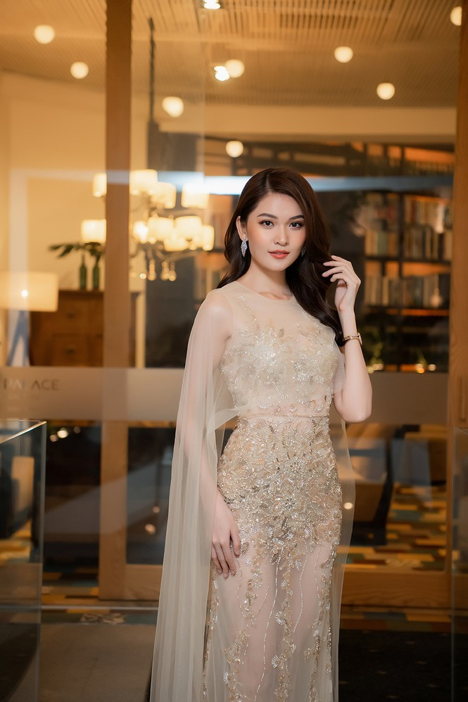 ##s###Bộ váy chất liệu xuyên thấu giúp Á hậu Việt Nam 2016 khoe được vóc dáng quyến rũ.