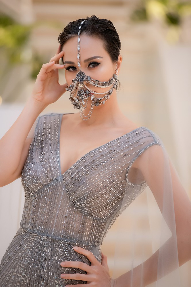 ##s###Siêu mẫu gốc Hà Nội còn gây chú ý khi xuất hiện với chiếc khẩu trang đính đá độc, lạ.