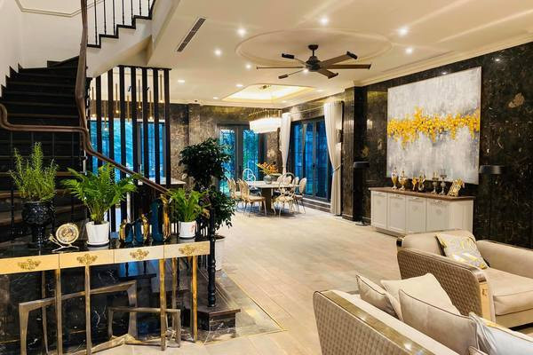 Cô cũng không giấu giếm niềm đam mê với bất động sản và thường xuyên khoe nội thất các căn hộ đang ở khiến nhiều người trầm trồ.