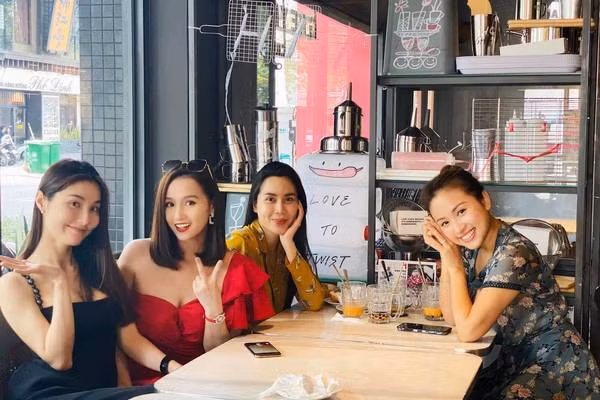 Hội bạn thân nổi tiếng của Lã Thanh Huyền gồm nhiều nghệ sĩ có tiếng như: Việt Anh, Vân Hugo, Vũ Thu Hoài, Diễm My, Lưu Hương Giang, Mai Phương Thúy, Thái Dũng, Quỳnh Nga...