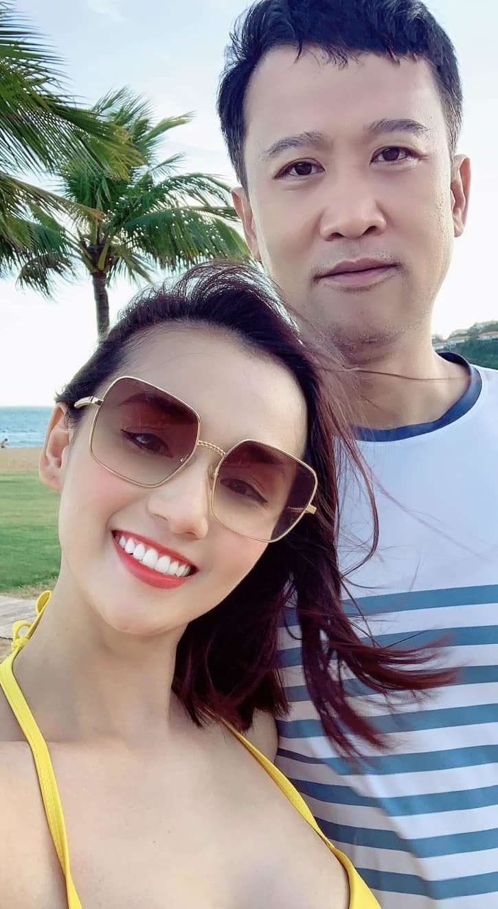 Lần hiếm hoi nữ diễn viên khoe ảnh selfie với chồng đại gia hơn 12 tuổi trong chuyến đi biển hồi tháng 7. Cô viết về người chồng kín tiếng: "Yêu đại gia này cũng đã được gần 15 năm, vẫn được cưng chiều như ngày đầu".