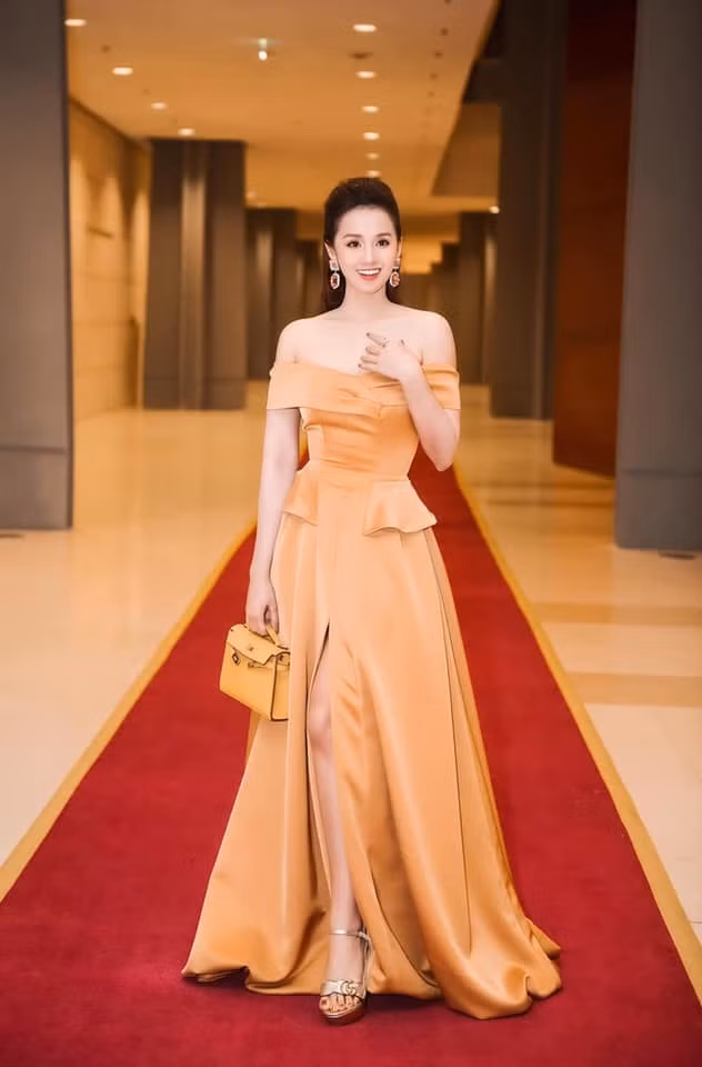 Ngày 10/11, Vân Hugo viết chúc mừng sinh nhật bạn thân Lã Thanh Huyền: "Ngày đặc biệt của cô gái đặc biệt... Bạn đã có tất cả mọi điều mà phụ nữ mơ ước: gia đình hạnh phúc, sự nghiệp thành công, bạn bè mến mộ, nhan sắc rực rỡ".