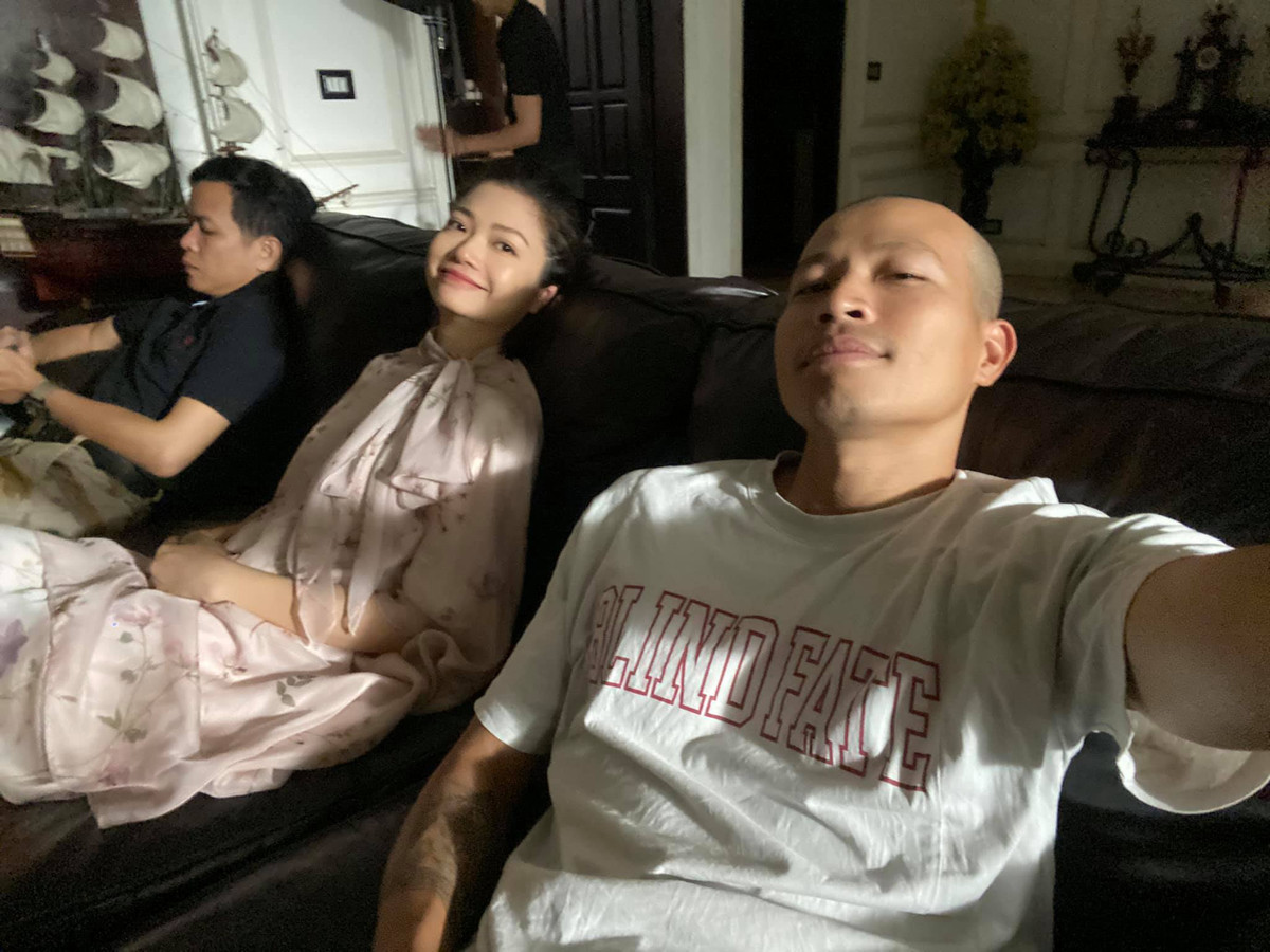 Nữ diễn viên sinh năm 1981 vừa chia sẻ loạt ảnh hậu trường các cảnh quay với Ngọc Quỳnh (vai Quyết) trong các tập phim chưa phát sóng. Trở lại màn ảnh sau 5 năm, Kiều Anh thừa nhận dàn diễn viên trong Hồ sơ cá sấu quá giỏi nên cô còn phải cố gắng nhiều.