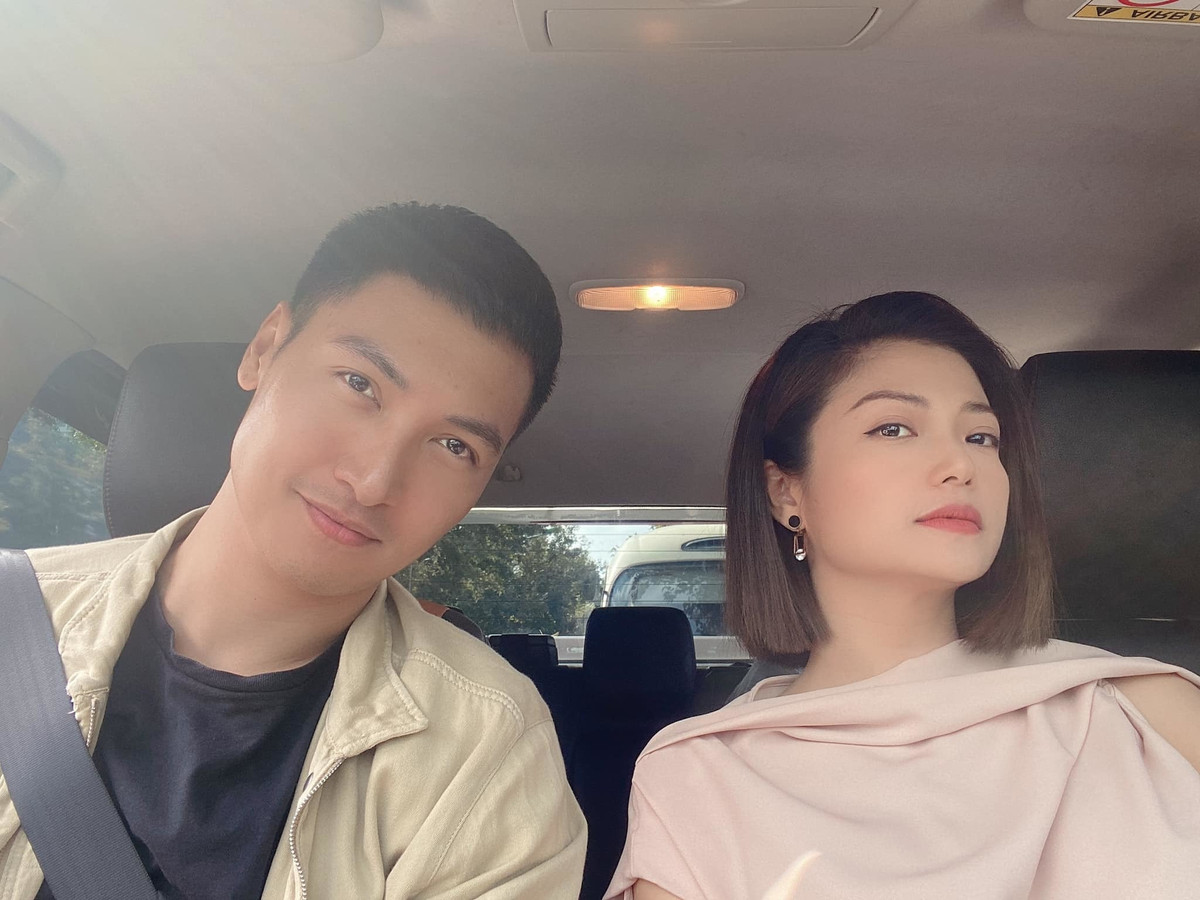 "Cách đây 1 năm thôi Kiều Anh cũng trẻ hơn rất nhiều. Đúng là phụ nữ, đến một ngưỡng nhất định, theo thời gian họ cũng sẽ già hơn, xấu đi. Nếu là những người phụ nữ lo toan cho gia đình, công việc cũng thành công thì chuyện dấu vết thời gian sẽ không tránh được. Thanh xuân của một người phụ nữ có khi đã dành cả cho gia đình, dù là một cuộc sống khá giả đi nữa họ cũng sẽ nhanh già hơn đàn ông. Và nếp nhăn hay một chút xấu đi Kiều Anh lại thấy trân trọng và đó lại chính là nét đẹp của tuổi tác. Ai rồi cũng sẽ già quan trọng là chúng ta đã sống, cho đi và hưởng thụ nó thế nào", cô nói. 