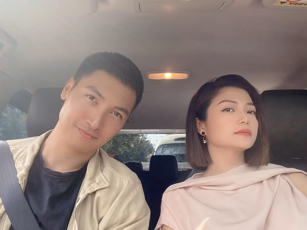 "Cách đây 1 năm thôi Kiều Anh cũng trẻ hơn rất nhiều. Đúng là phụ nữ, đến một ngưỡng nhất định, theo thời gian họ cũng sẽ già hơn, xấu đi. Nếu là những người phụ nữ lo toan cho gia đình, công việc cũng thành công thì chuyện dấu vết thời gian sẽ không tránh được. Thanh xuân của một người phụ nữ có khi đã dành cả cho gia đình, dù là một cuộc sống khá giả đi nữa họ cũng sẽ nhanh già hơn đàn ông. Và nếp nhăn hay một chút xấu đi Kiều Anh lại thấy trân trọng và đó lại chính là nét đẹp của tuổi tác. Ai rồi cũng sẽ già quan trọng là chúng ta đã sống, cho đi và hưởng thụ nó thế nào", cô nói. 