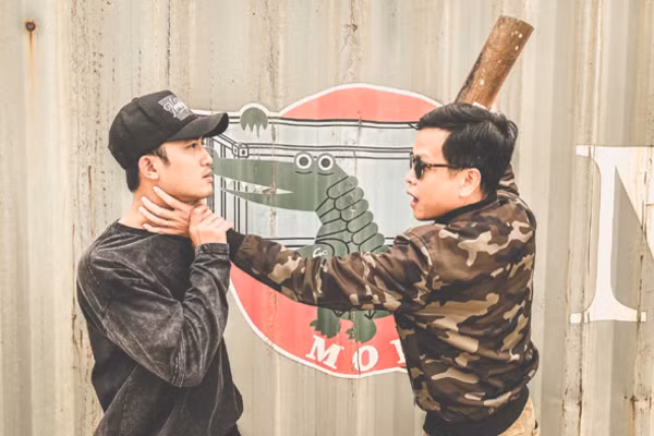 Đạo diễn Mai Hiền có lẽ là người "lầy" nhất đoàn phim. Anh thường xuất hiện trong những bức hình hài hước cùng dàn diễn viên trong phim Hồ sơ cá sấu như Doãn Quốc Đam, Ngọc Quỳnh, Mạnh Trường, Hoàng Hải.