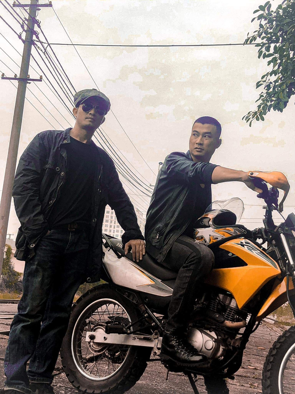 Vai công an tuột xích của Doãn Quốc Đam vẫn chưa xuất hiện nhưng tạo hình của vai diễn mà anh chia sẻ trong hậu trường các cảnh quay cho thấy đây sẽ là một nhân vật thú vị.