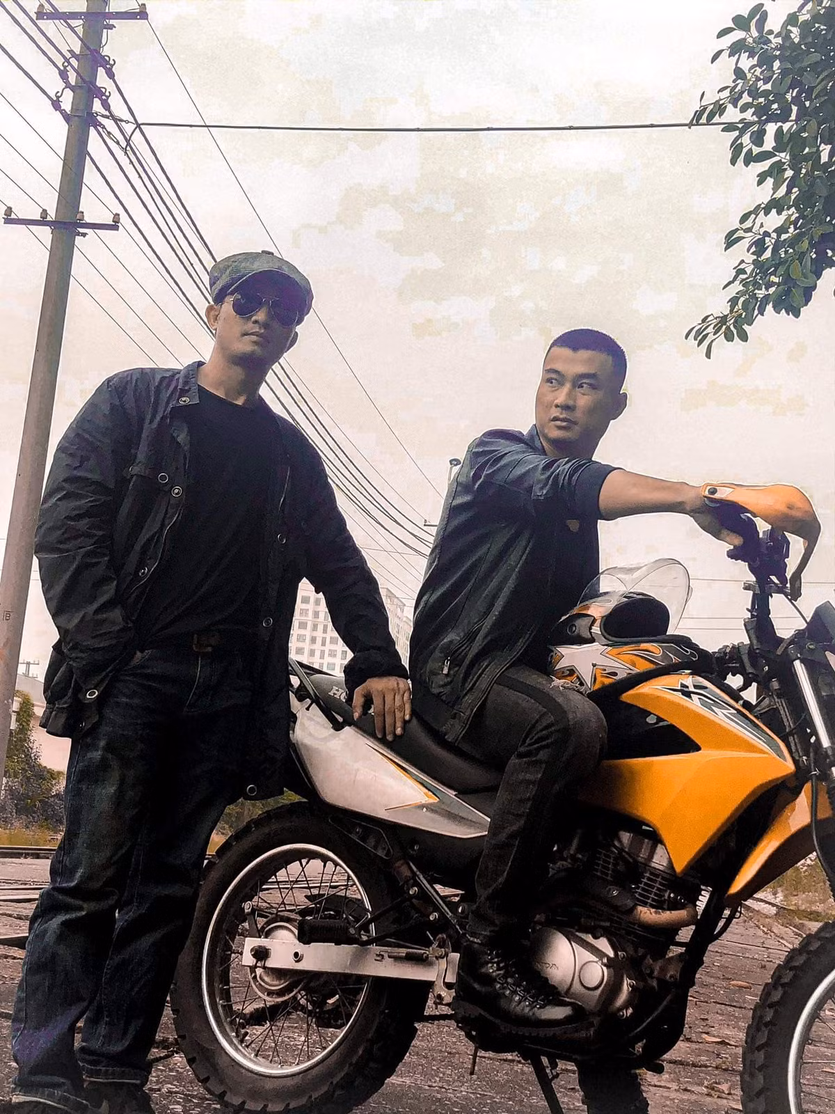 Vai công an tuột xích của Doãn Quốc Đam vẫn chưa xuất hiện nhưng tạo hình của vai diễn mà anh chia sẻ trong hậu trường các cảnh quay cho thấy đây sẽ là một nhân vật thú vị.