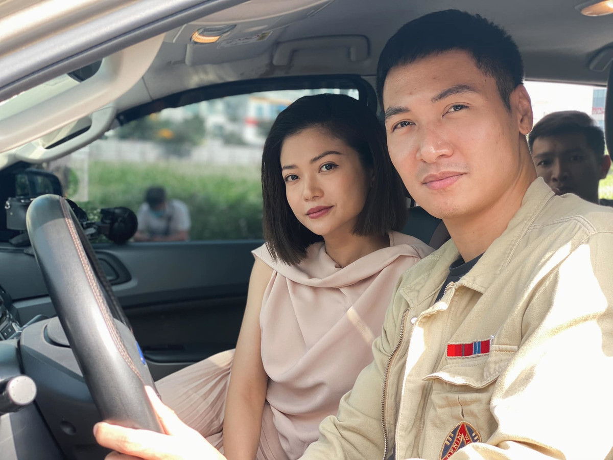 Trong phim Kiều Anh đóng cặp với bạn diễn kém 4 tuổi Mạnh Trường. Nhiều người khen cô vẫn trẻ đẹp, nhất là so với tuổi 40 nhưng cũng có ý kiến nhận xét Kiều Anh hơi già so với Mạnh Trường. Hỏi Kiều Anh có bận tâm tới nhận xét hai người vênh tuổi không? cô chia sẻ với VietNamNet: "Cũng có chứ! Cũng có chút áp lực và lo lắng không biết khán giả thế nào vì phim ra cũng cần được khán giả đón nhận và ủng hô. Tuy nhiên đây có thể là ý đồ của đạo diễn nên các bạn cứ xem đi đã".