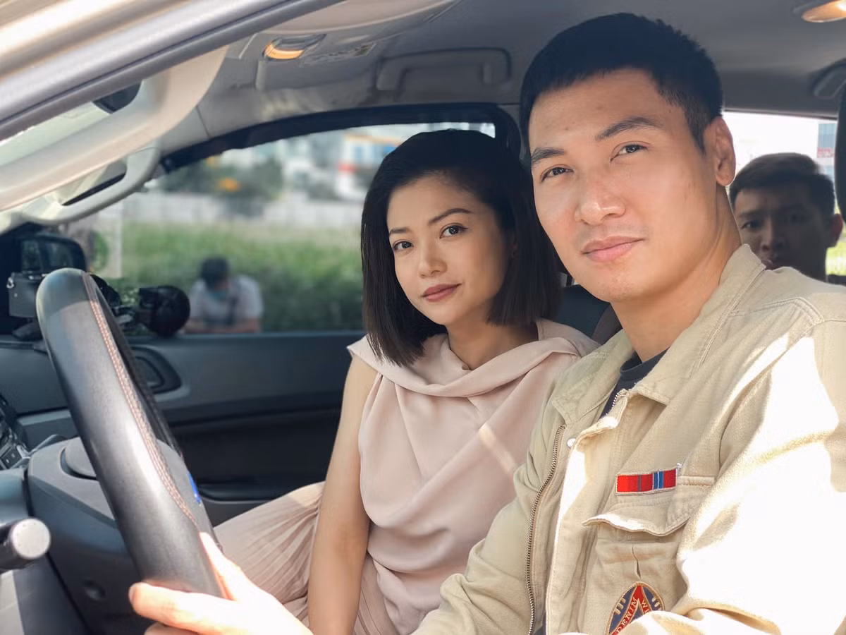 Trong phim Kiều Anh đóng cặp với bạn diễn kém 4 tuổi Mạnh Trường. Nhiều người khen cô vẫn trẻ đẹp, nhất là so với tuổi 40 nhưng cũng có ý kiến nhận xét Kiều Anh hơi già so với Mạnh Trường. Hỏi Kiều Anh có bận tâm tới nhận xét hai người vênh tuổi không? cô chia sẻ với VietNamNet: "Cũng có chứ! Cũng có chút áp lực và lo lắng không biết khán giả thế nào vì phim ra cũng cần được khán giả đón nhận và ủng hô. Tuy nhiên đây có thể là ý đồ của đạo diễn nên các bạn cứ xem đi đã".