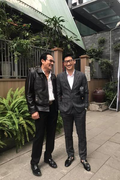 NSƯT Hoàng Hải tiếp tục vào vai phản diện trong Hồ sơ cá sấu. Anh chia sẻ nhiều bức hình chụp cùng các bạn diễn.