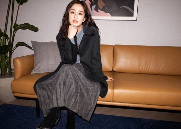 Cô chưa có ý định nhận tác phẩm mới, chỉ thỉnh thoảng đi chụp và quay quảng cáo.