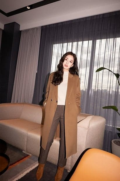 Phải công nhận rằng, Kim Tae Hee cuốn hút và sành điệu hơn rất nhiều so với trước. 