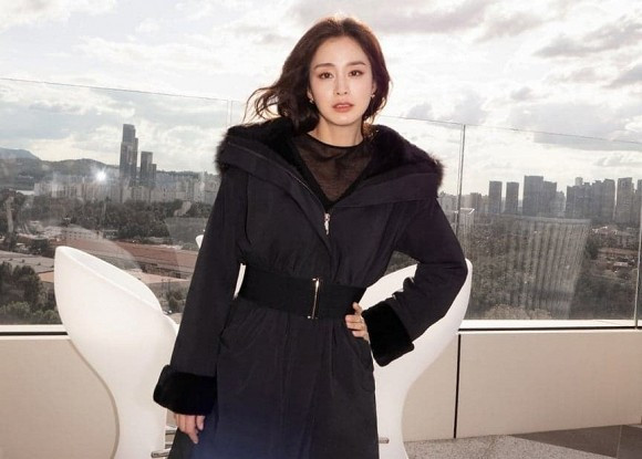 Sau khi hoàn tất dự án phim "Hi Bye, Mama", Kim Tae Hee quay trở lại với việc chăm sóc cho 2 nhóc tì đáng yêu.