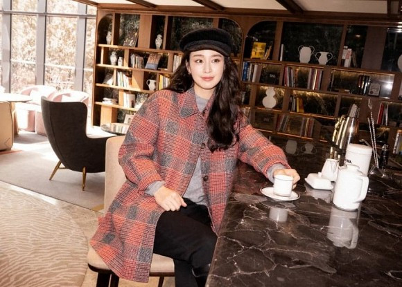 Người ta quên hẳn hình ảnh cô xuất hiện già nua, lão hóa cách đây không lâu.