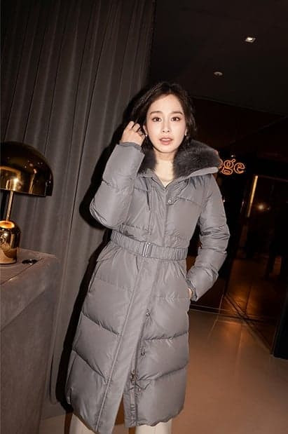 Cô làm tóc xoăn, trang điểm nhẹ nhàng làm nổi bật làn da trắng mịn màng cùng gương mặt xinh đẹp không tì vết.