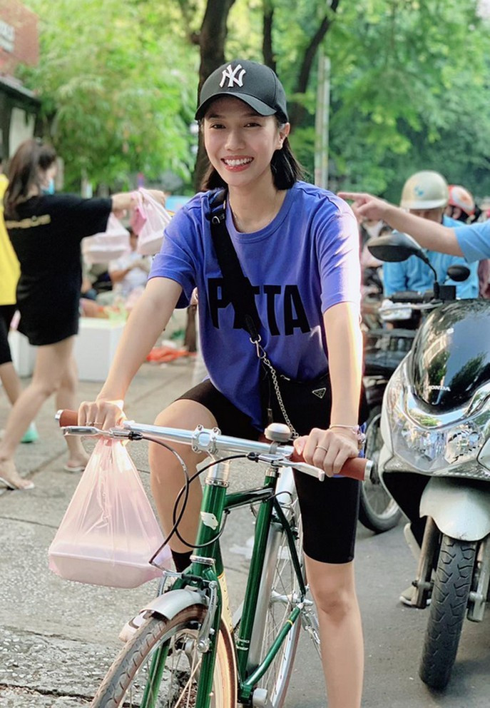 Diệu Nhi dù thấm mệt nhưng vẫn rạng rỡ khi cùng một số nghệ sĩ tham gia bán xôi để quyên tiền ủng hộ đồng bào miền Trung.