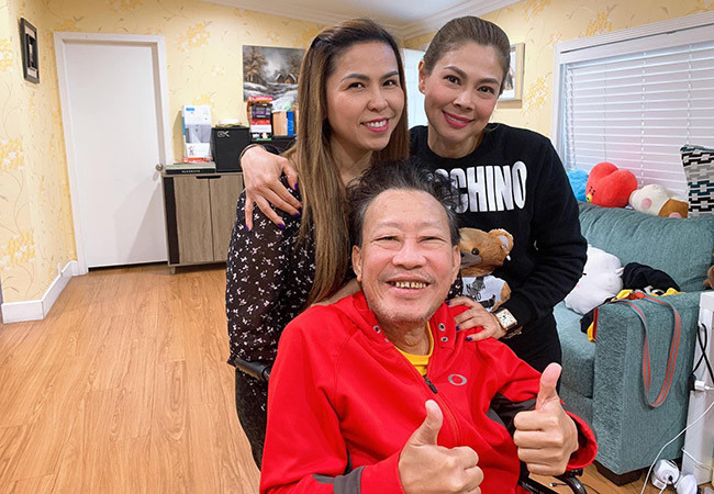 Thanh Thảo đến thăm nhạc sĩ Lê Quang tại nhà riêng của anh. Sao Việt này mừng vì đàn anh hồi phục tốt, tinh thần lạc quan.