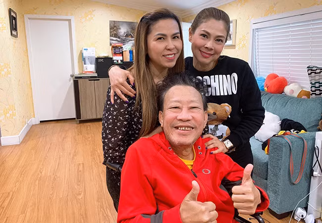 Thanh Thảo đến thăm nhạc sĩ Lê Quang tại nhà riêng của anh. Sao Việt này mừng vì đàn anh hồi phục tốt, tinh thần lạc quan.