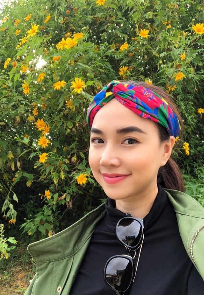 Đinh Ngọc Diệp thích thú trước bụi hoa dã quỳ nên tranh thủ selfie đăng facebook chia sẻ cùng bạn bè.