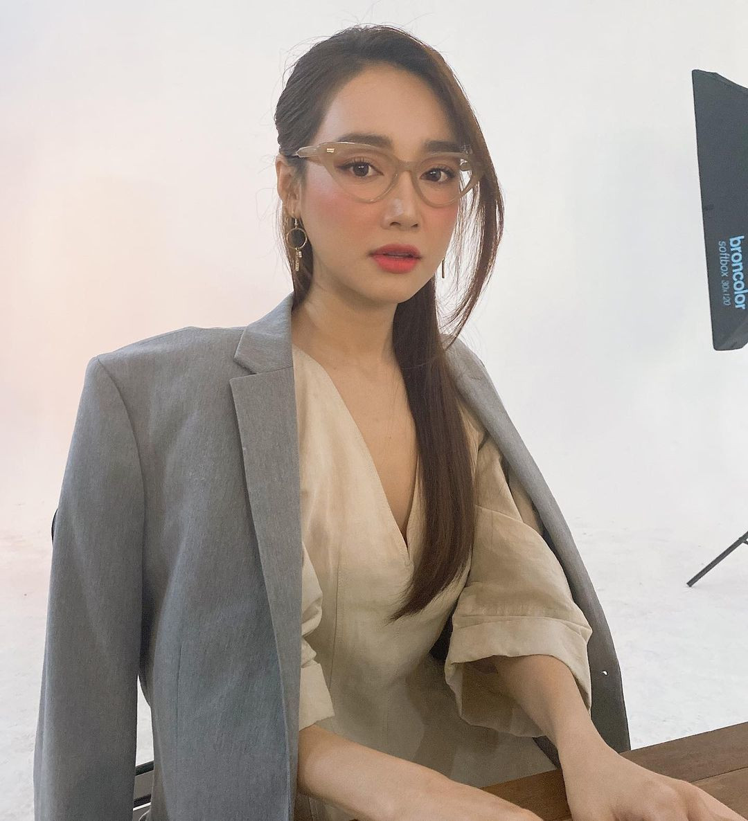 Nhã Phương khác lạ khi đeo kính nhưng vẫn vô cùng xinh đẹp, dịu dàng.