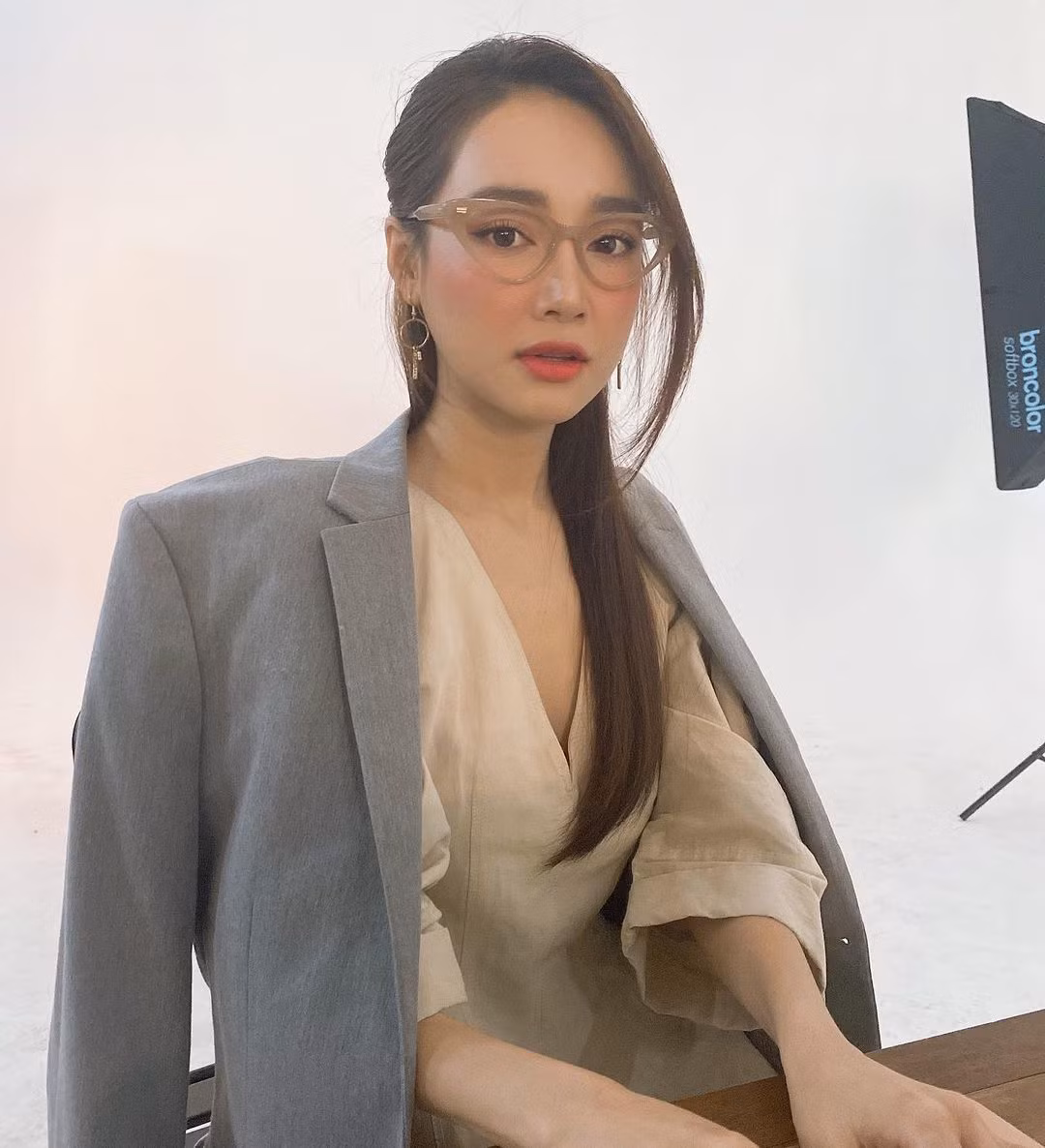 Nhã Phương khác lạ khi đeo kính nhưng vẫn vô cùng xinh đẹp, dịu dàng.