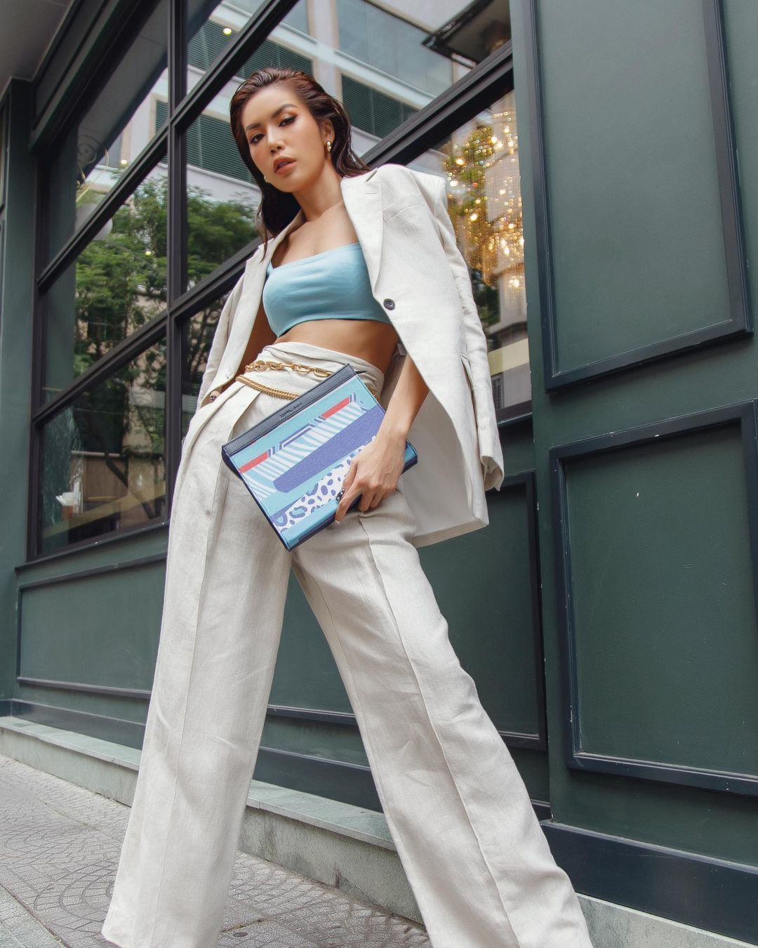 Minh Tú năng động với set đồ Jumpsuit trắng cá tính.